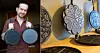 Tvådelad bild, en på Joel Bergqvist som håller i två stekpannor i gjutjärn och en på pannkakslaggar i gjutjärn med dekorativa mönster.