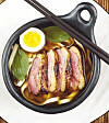 Marinerat ankbröst serverat med ägg, nudlar och buljong