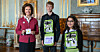 Drottningen köper majblommor av David och Lia från Barkarby skola.