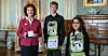 Drottningen köper majblommor av David och Lia från Barkarby skola.