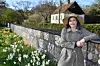 Hotelldirektör Lina Hirsch framför världens största insektshotell som ligger i Slotts-trädgården i Malmö.
