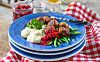 Rostat potatismos med selleri serverat med köttbullar, rårörda lingon och haricots verts.