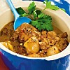 Gryta med rödvin och kantareller