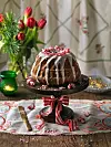 Den saftiga mjuka pepparkakan är garnerad med polkaströssel. Recept får du här nedan.