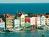 Bonaire och Curacao sprakar av färger. Karamelliga hus står på rad vid den lilla hamnen i Bonaires huvudstad Kralendijk. Foto: Johan Almblad