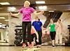 Icakurirens Linnea Bjärle testar passet Speed ´n´ Sports, där tränas smidigheten upp genom olika övningar i en stege på golvet. Svettigt och utmanande. Foto: Peter Knutson