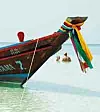 De traditionella thailändska långsvansbåtarna gör loja semesterbadare sällskap på Koh Tao.Foto: Johan Almblad