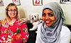 Agneta Deros och Samira Ahmed tar en fika ihop. Samira får prova att äta semlor för första gången, och hon älskar dem. Foto: Susanna Nygren
