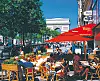 Vila fötterna på ett utekafé på Champs-Élysées i gott sällskap med Triumfbågen.Foto: Scanpix