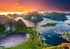 Solnedgång över fjordlandskap med öar, berg och kustbyar vid vattnet.